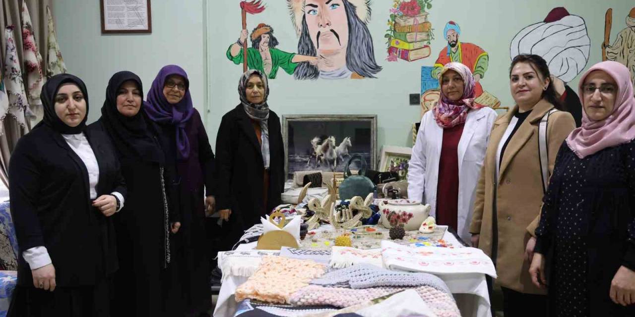 Gönüllü 12 Kadın Geri Dönüşümle Dayanışma Örneği Gösteriyor