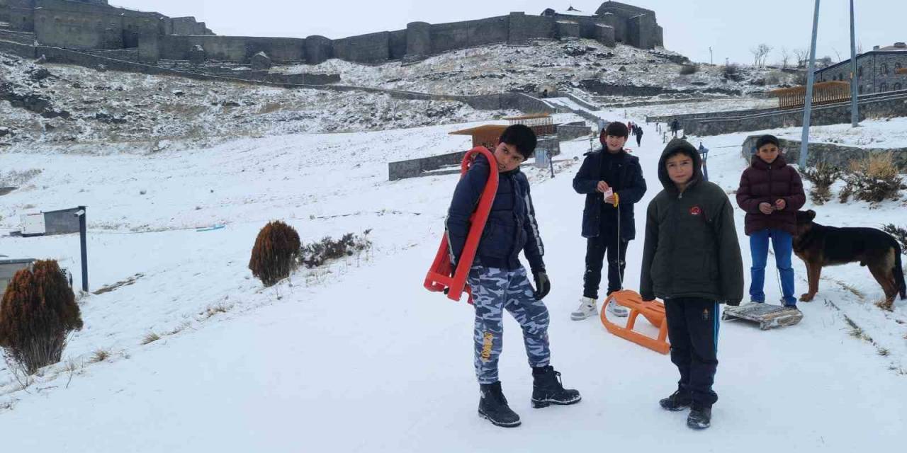Kars’ta Çocukların Düşe Kalka Kızak Keyfi