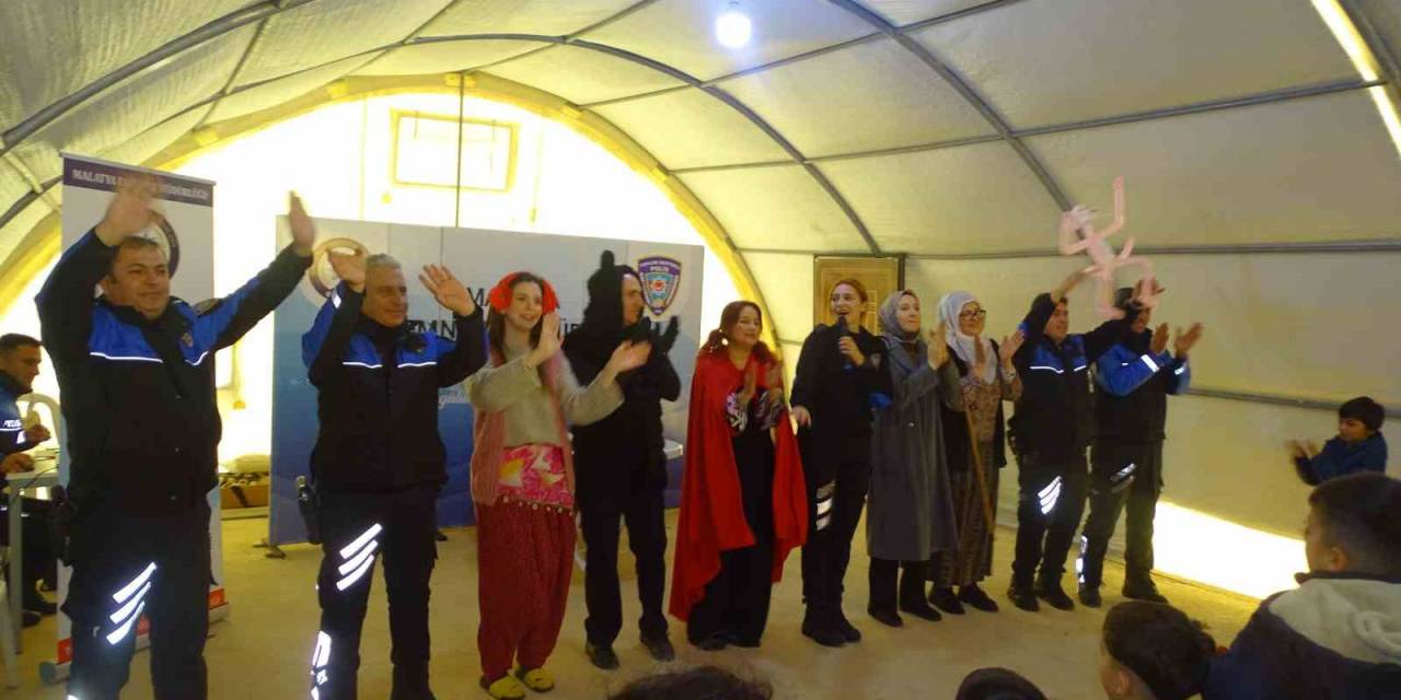 Depremzede Çocuklara Polislerden Moral Tiyatrosu