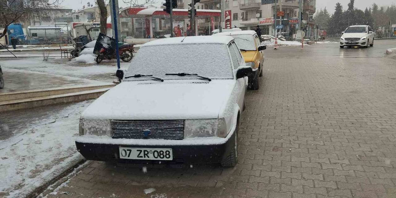 Antalya’nın Korkuteli İlçesinde Kar Yağışı Başladı