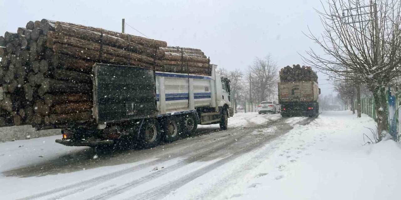 Kırklareli’nde Kar Sebebiyle Araçlar Yollarda Kaldı