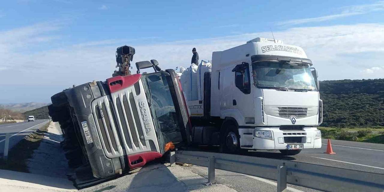 Tır Yolun Ortasına Devrildi