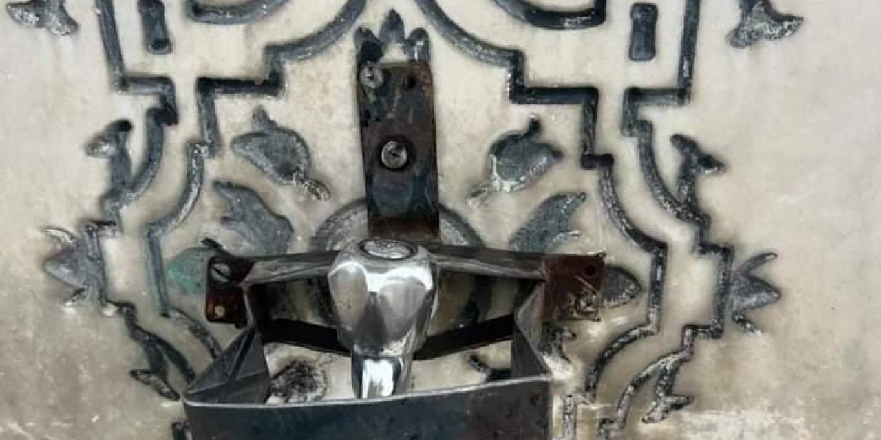 Çeşme Musluğunu Hırsızlardan Demir Korkulukla Koruyorlar