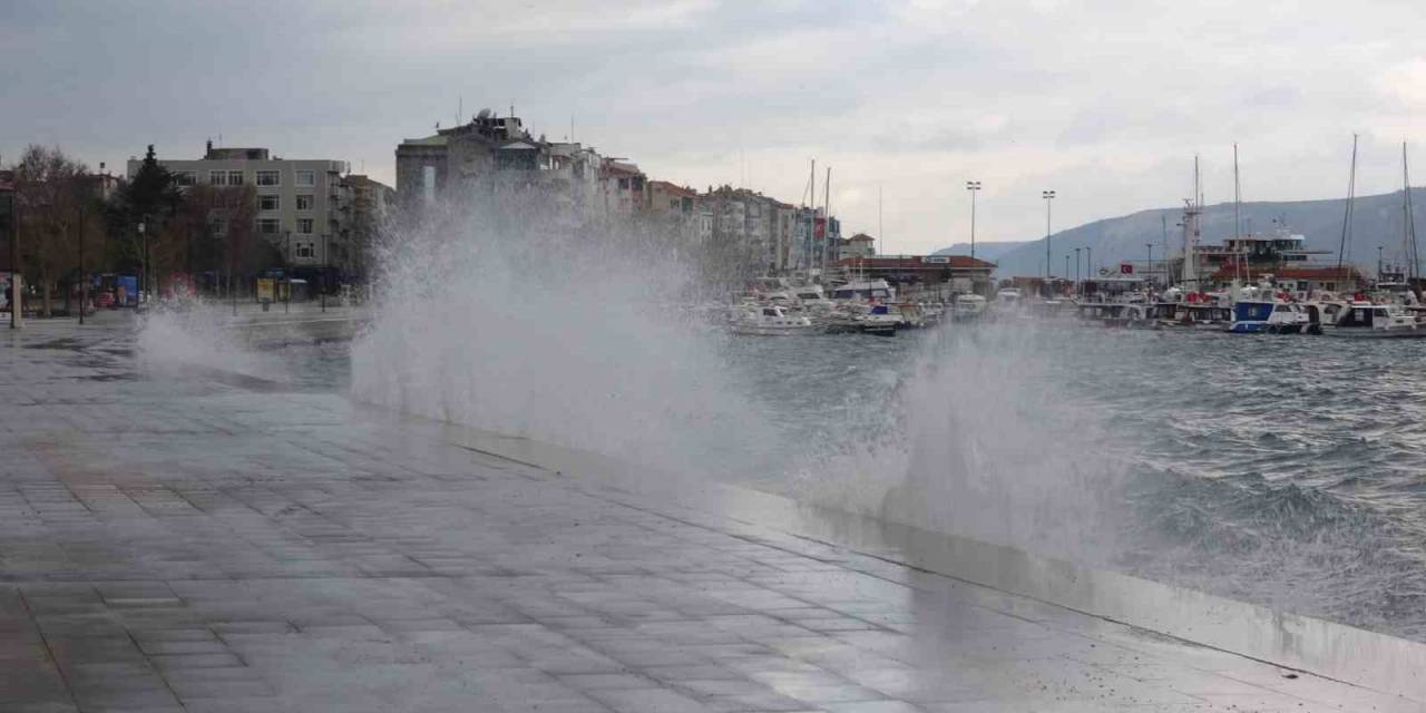 Çanakkale’de Poyraz Fırtınası Nedeniyle Oluşan Dev Dalgalar Sahili Dövdü