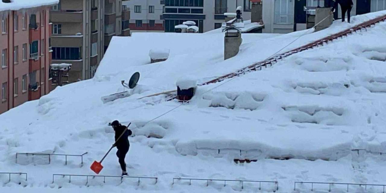 Bitlis’te Yürekleri Ağızlara Getiren Çatı Temizliği