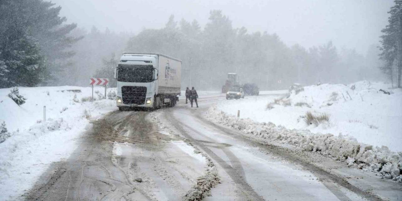 Kazdağları’nda Kar Yüksekliği Yer Yer Yarım Metreye Ulaştı, Trafik Akışı Durman Noktasına Geldi