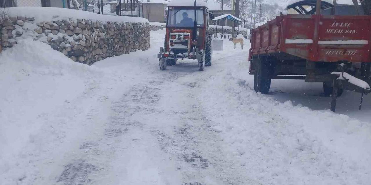 Örnek Muhtar, Kardan Kapanan Yolları Kendi İmkanlarıyla Temizledi