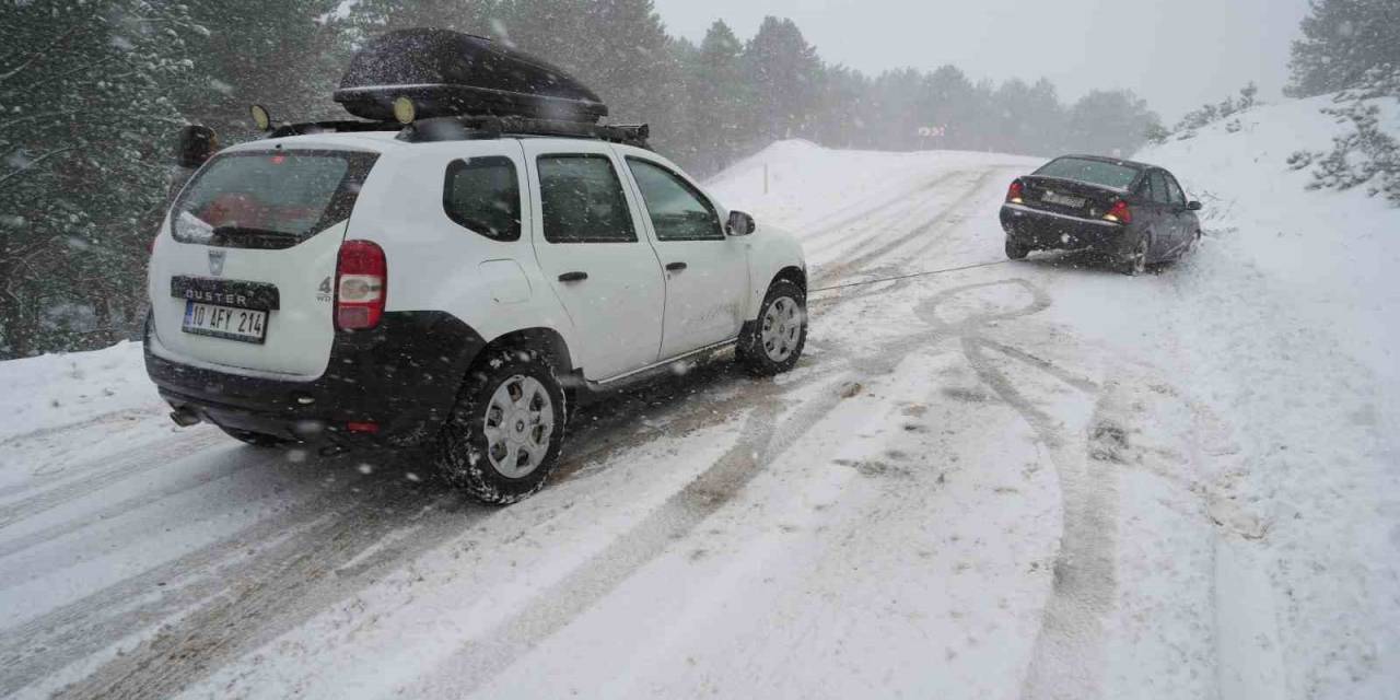 Karda Mahsur Kalan Sürücüyü Belediye Başkanı Kurtardı