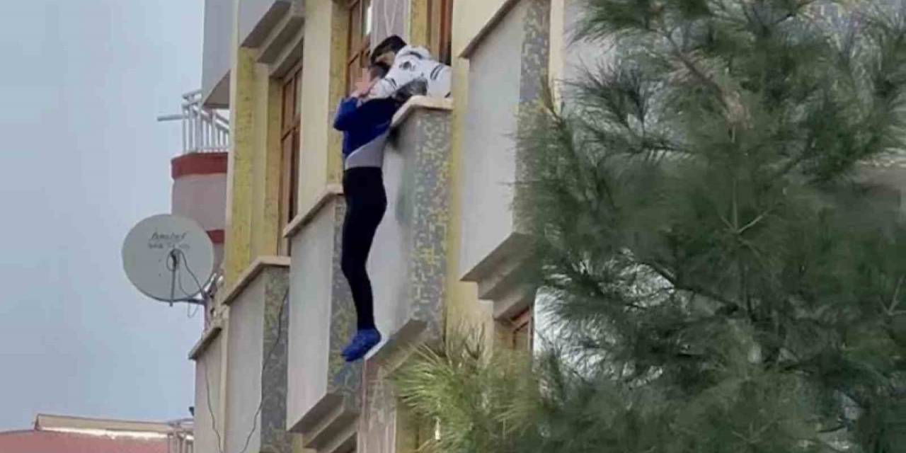 Diyarbakır’da 3’üncü Kattan Kendini Bırakmaya Çalışan Kadın Böyle Kurtarıldı
