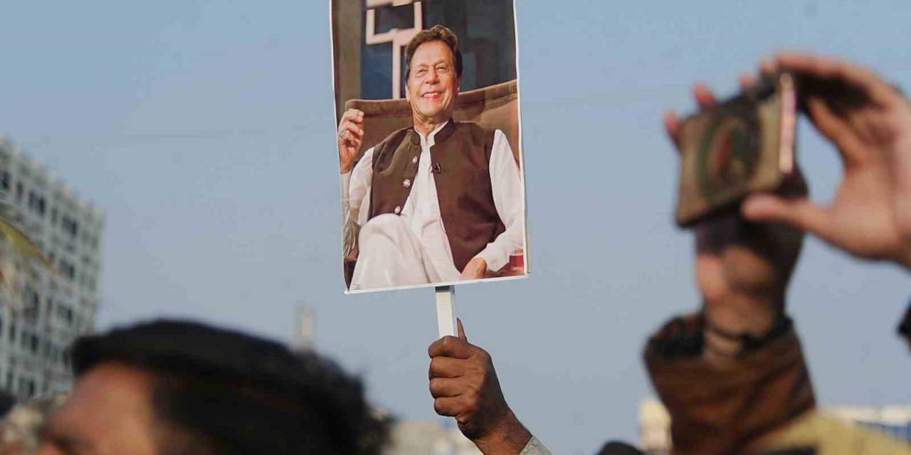 Pakistan’da Eski Başbakan Khan Ve Dışişleri Bakanı Kureyşi’ye 10’ar Yıl Hapis Cezası