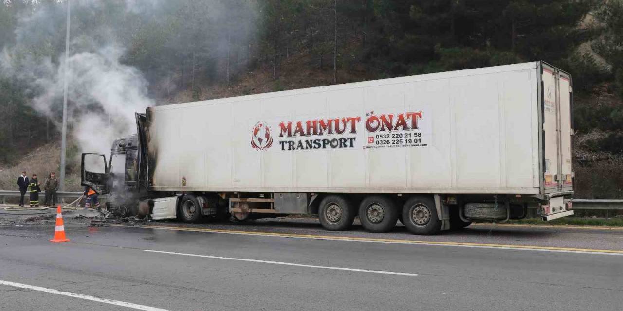 Adana’da Otoyolunda Mandalina Yüklü Tırda Yangın