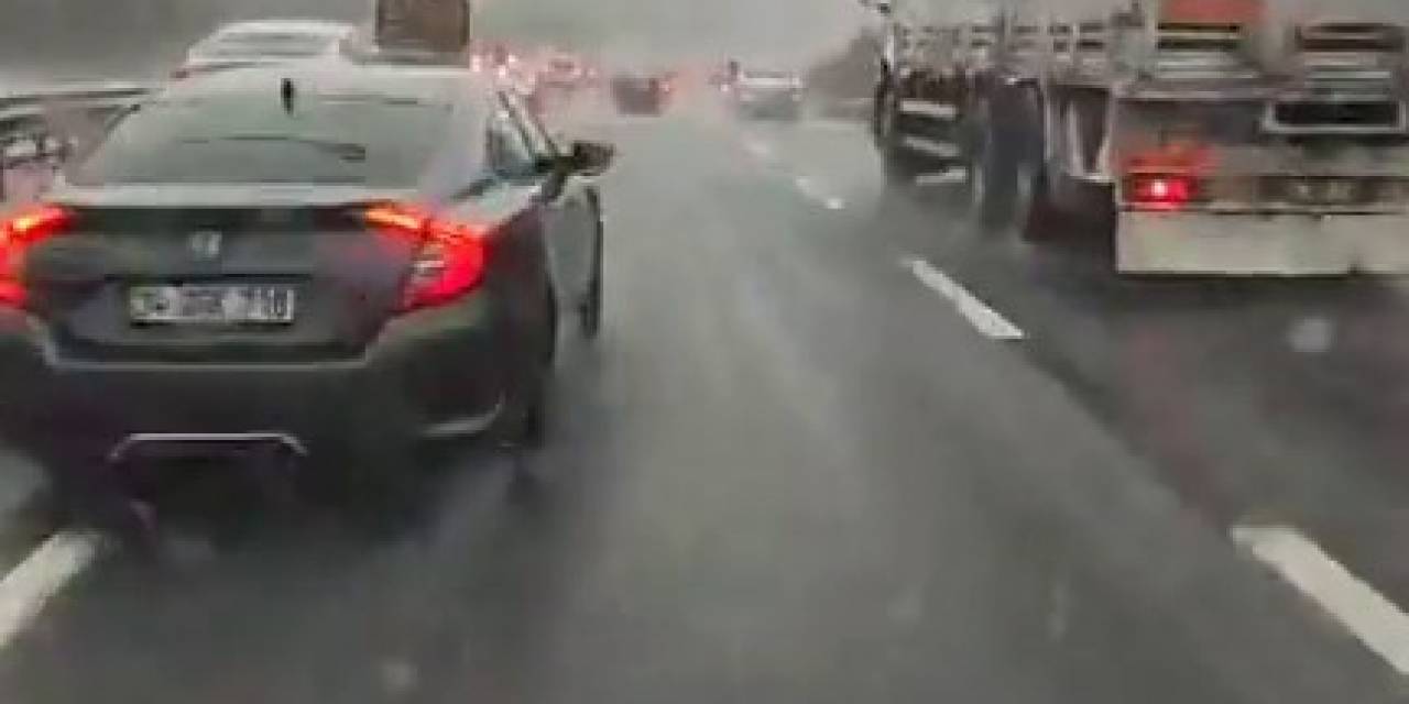 Arnavutköy’de Karlı Havada Önüne Kıran Araca Çarptı, O Anlar Kamerada