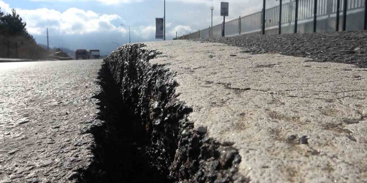 Yalova’da Çökme Yaşanan Hastane Yolu Trafiğe Kapandı