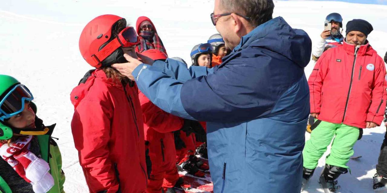 Karslı Çocuklar Hem Öğreniyor, Hem De Eğleniyor
