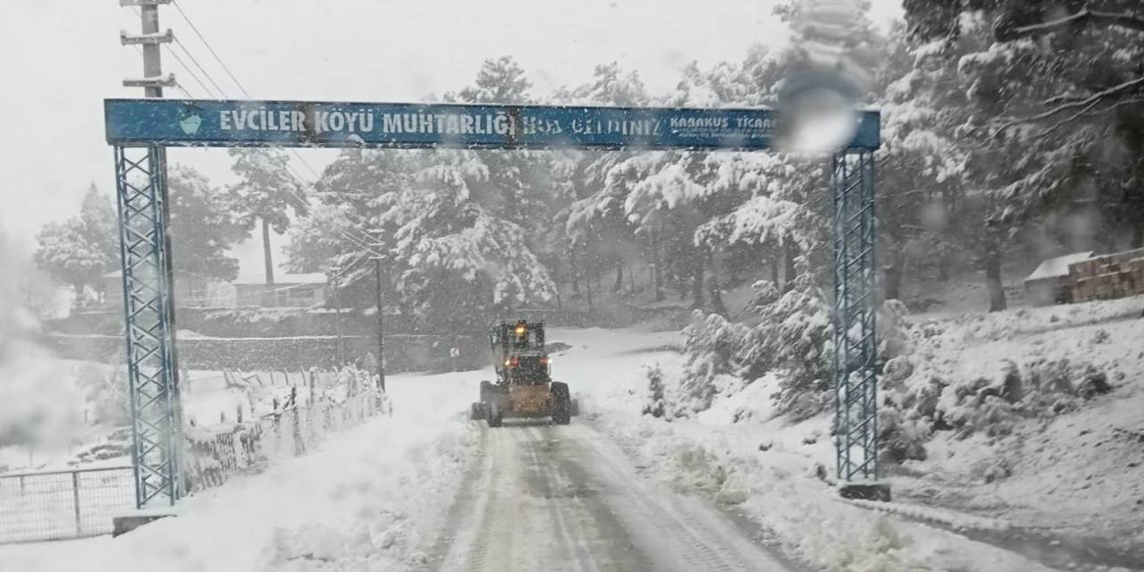 Çanakkale’de İl Özel İdare Ekipleri Karla Kaplı Köy Yollarını Açıyor