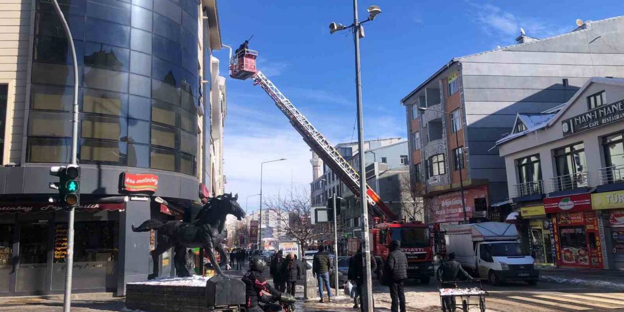 Kars’ta İtfaiye Çatılardaki Buz Sarkıtlarını Kırıyor