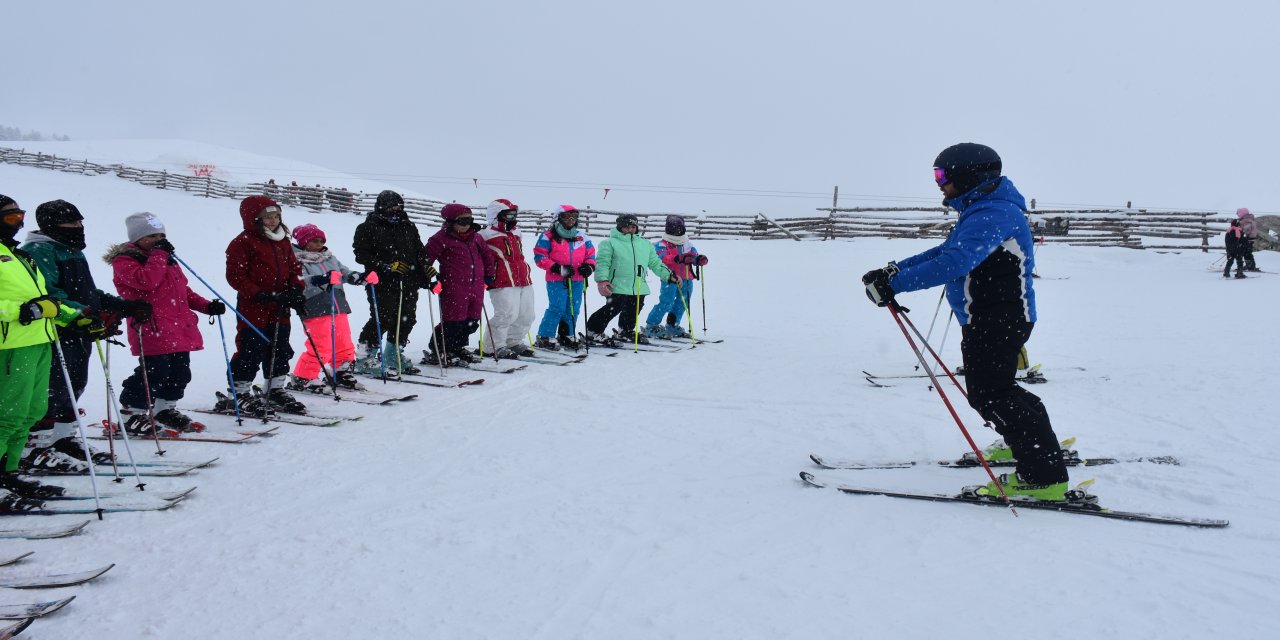 Gümüşhane'de 64 öğrenciye ücretsiz kayak eğitimi veriliyor