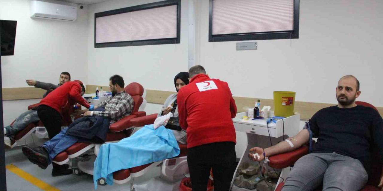 Gençlerden Kan Bağışı