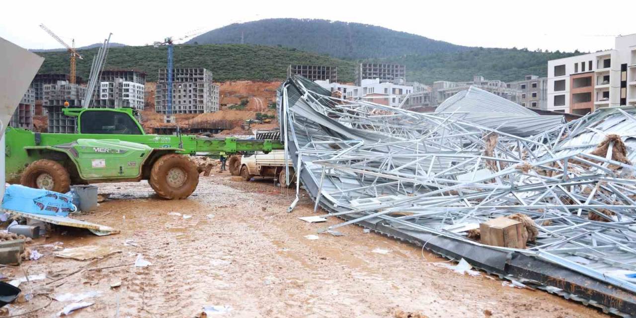 Kuvvetli Fırtına Şantiye Alanındaki Çatıları Uçurdu: 2 Kişi Yaralandı, 2 Araç Zarar Gördü