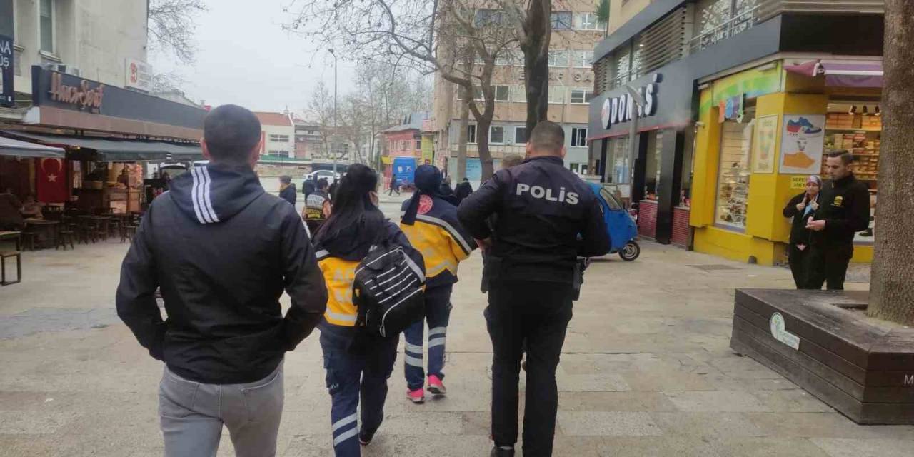 Kafede Oturan Husumetlisine Bıçakla Saldırdı