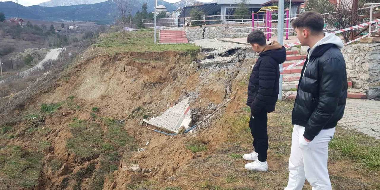 Çocuk Parkında Üçüncü Kez Heyelan Meydana Geldi