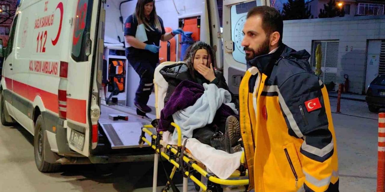 Sürücüsünün Kontrolünden Çıkan Otomobil 2 Yayaya Çarptı; 1’i Bebek 4 Kişi Yaralandı