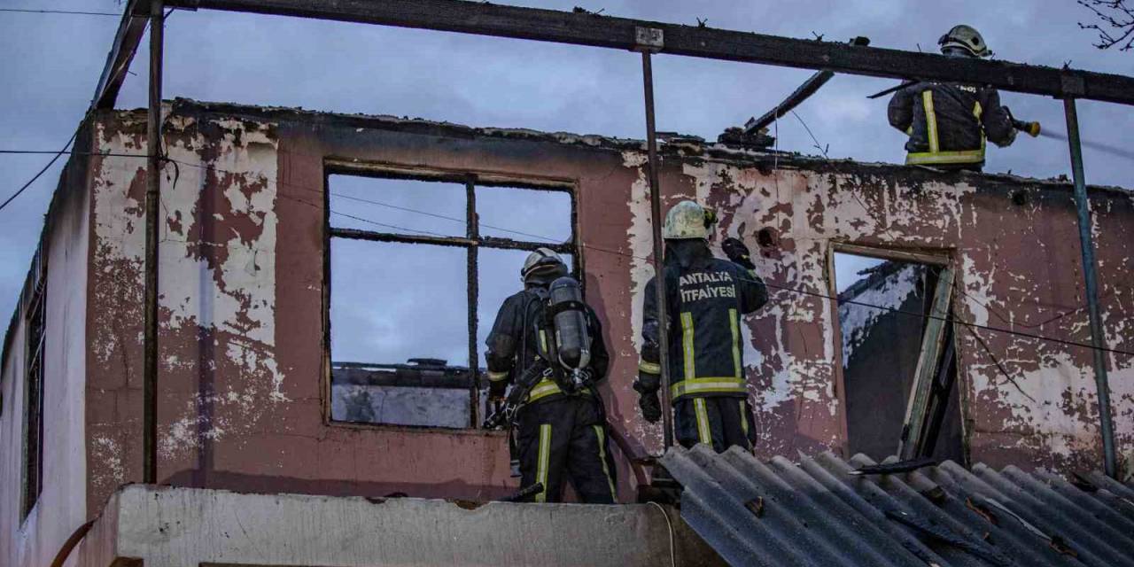 Antalya’da Müstakil Ev Alev Topuna Döndü
