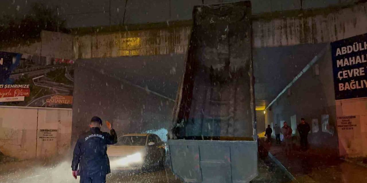 Gaziantep’te Dorsesi Açılan Tır Üst Geçide Sıkıştı