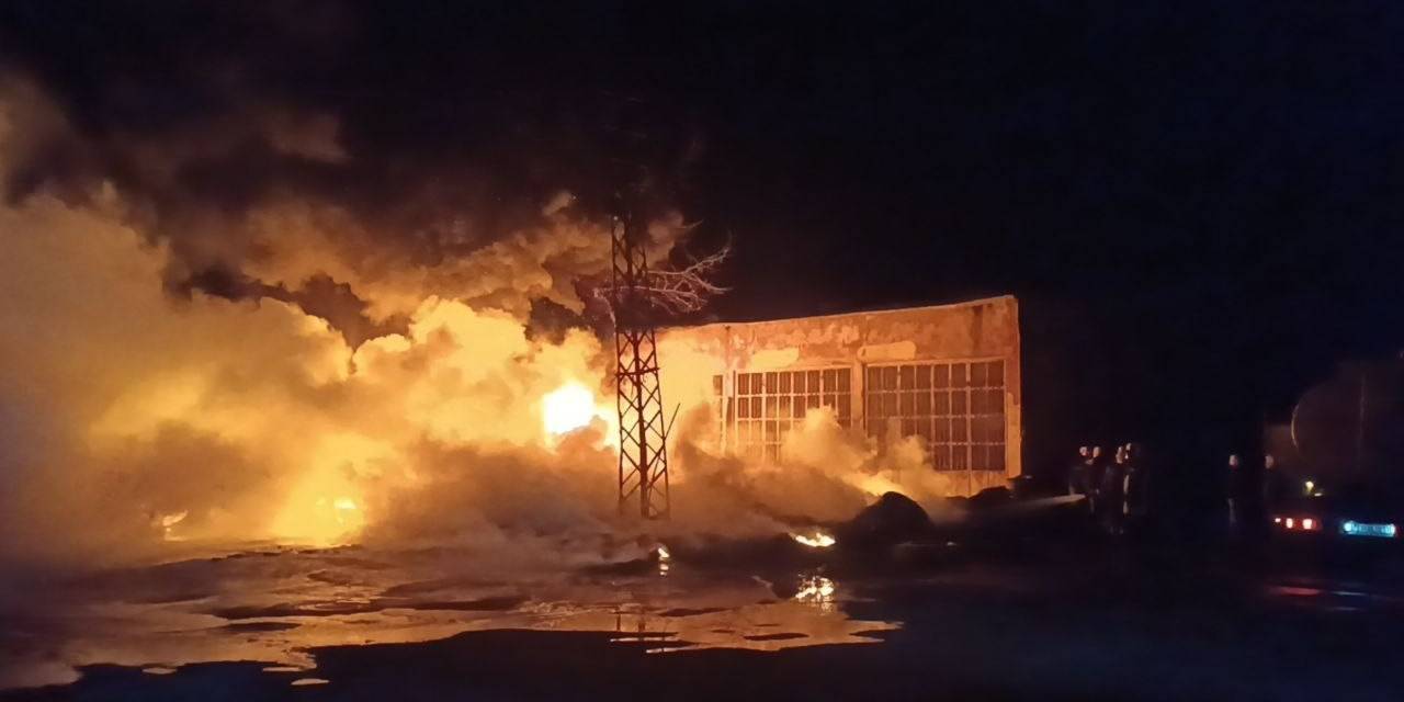 Kozan Sanayi Sitesinde Yangın: Lastik Dükkanı Alev Alev Yandı