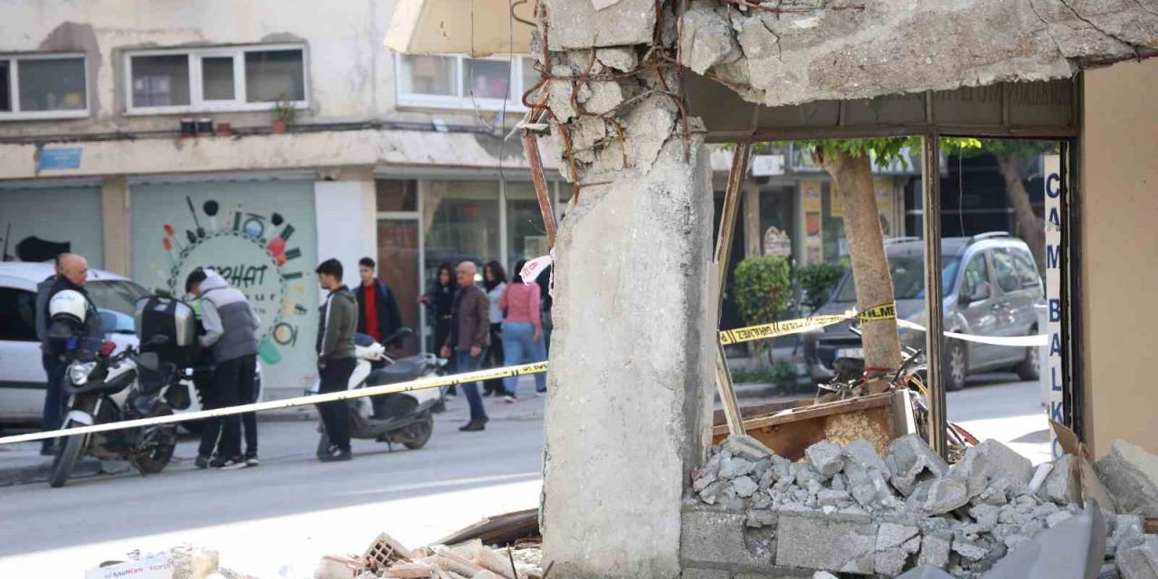 Görünümüyle Ürküten Binanın Yıkımına Başlandı