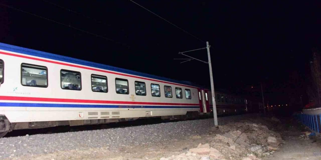 Doğu Ekspresi Hafif Ticari Araca Çarptı, Demiryolu 1 Saat Ulaşıma Kapandı