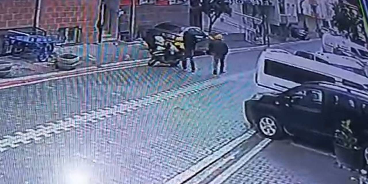 Esenyurt’ta Kuryenin Motosiklette Bıraktığı Telefonunu Kaşla Göz Arasında Çaldılar