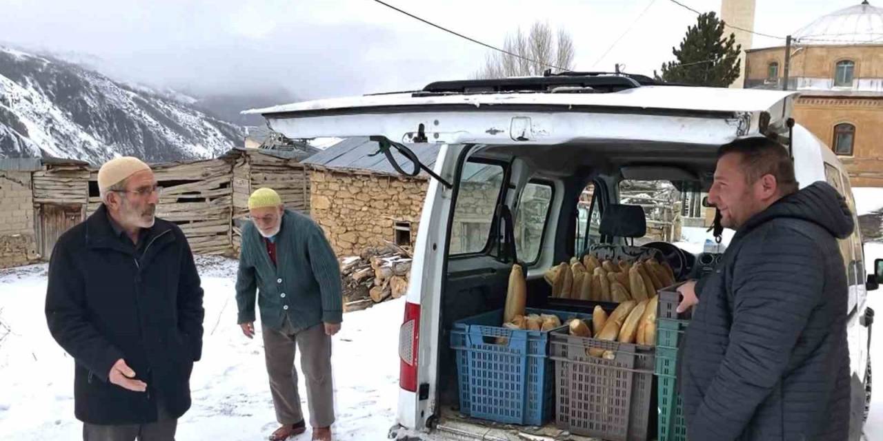 Bayburtlu Fırıncı Karlı Yolları Aşarak Yıllardır Köylere Ekmek Götürüyor