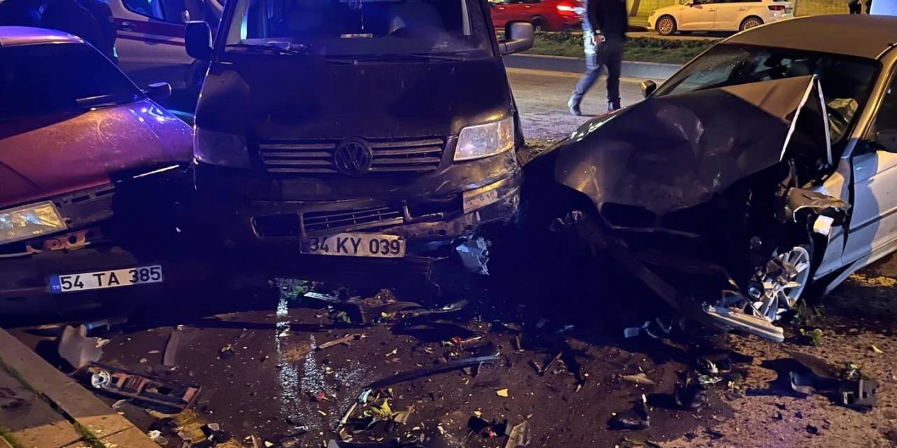 Kontrolden Çıkarak Karşı Şeride Geçen Otomobil Zincirleme Kazaya Sebep Oldu