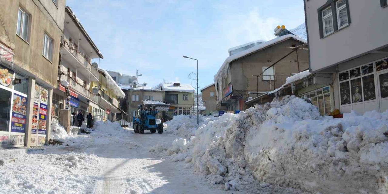 Beytüşşebap’ta Vatandaşlar Damları, Belediye Cadde Ve Sokakları Temizliyor