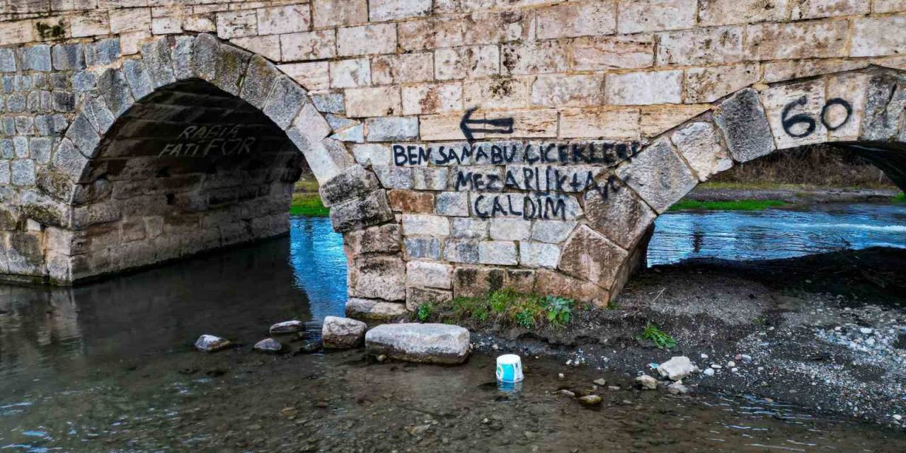 Tokat’ta 2 Bin Yıllık Tarihi Köprüye Sprey Boyalı Saygısızlık