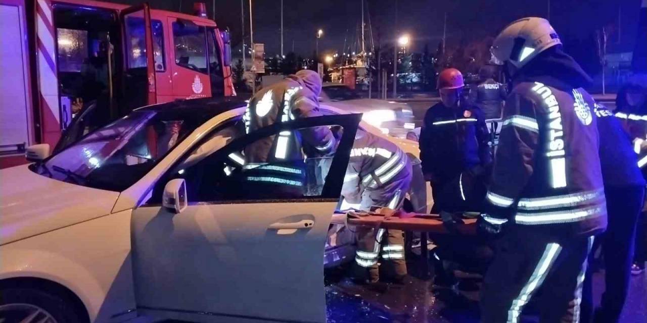 Pendik’te Virajı Alamayan Ehliyetsiz Sürücü Otomobile Çarptı: 1 Yaralı