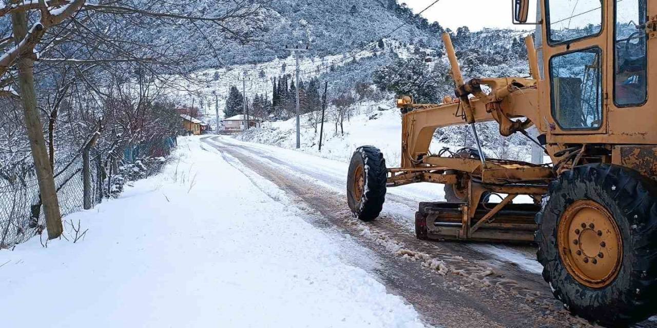 Kemer Belediyesi, Kar Yağışı Nedeniyle Kapanan Yayla Yollarını Temizledi