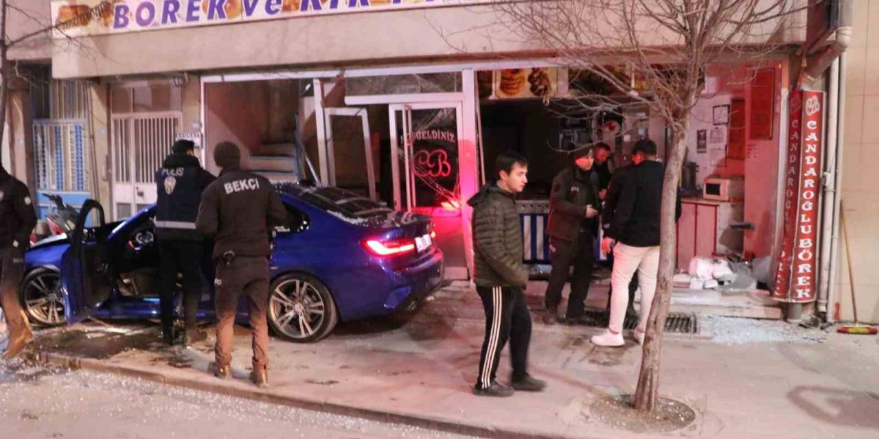 Otomobilin Börekçiye Daldığı Kazada Faciadan Dönüldü