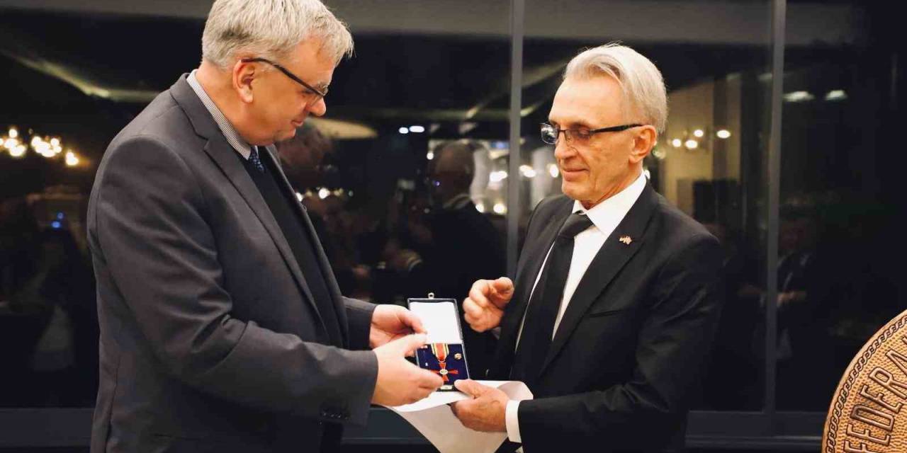 Dr. İhsan Alioğlu’na Almanya Federal Cumhuriyeti Liyakat Nişanı Verildi