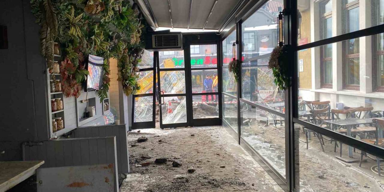 Beşiktaş’ta Ana İsale Hattı Patlayınca İş Yerini Su Basan Esnaf: “İski’yi Aradık Ama Geç Geldiler"