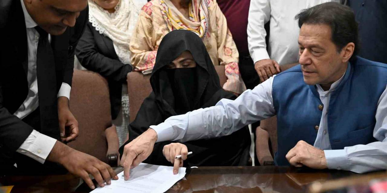 Pakistan’da Eski Başbakan Khan Ve Eşine 14’er Yıl Hapis Cezası