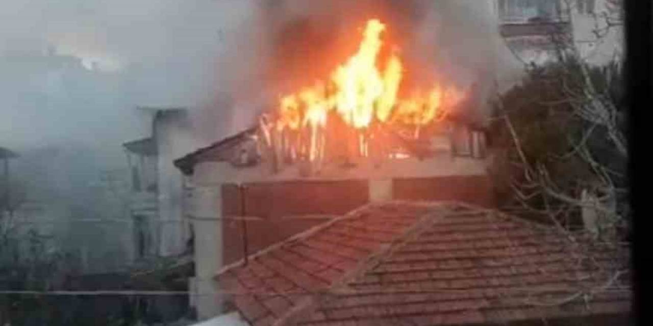 Bursa’da Çatı Alev Alev Yandı, O Anlar Kamerada