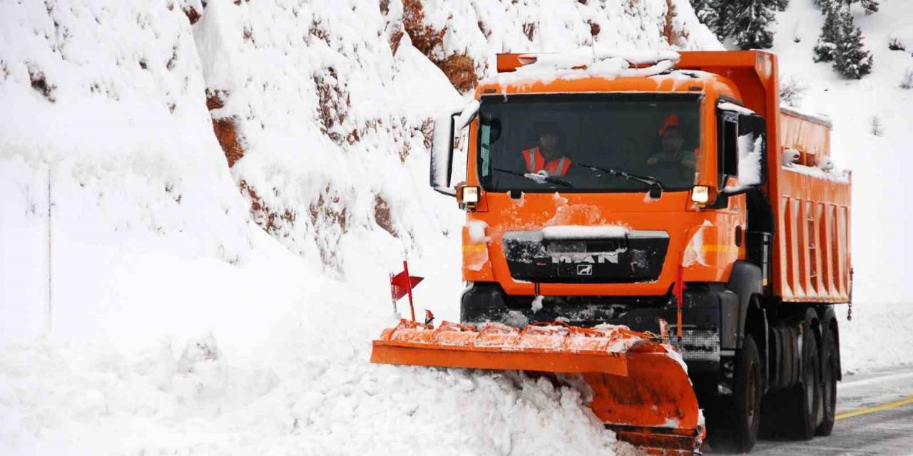 Antalya-konya Kara Yolunda Ekiplerin Yolu Açık Tutma Çabası