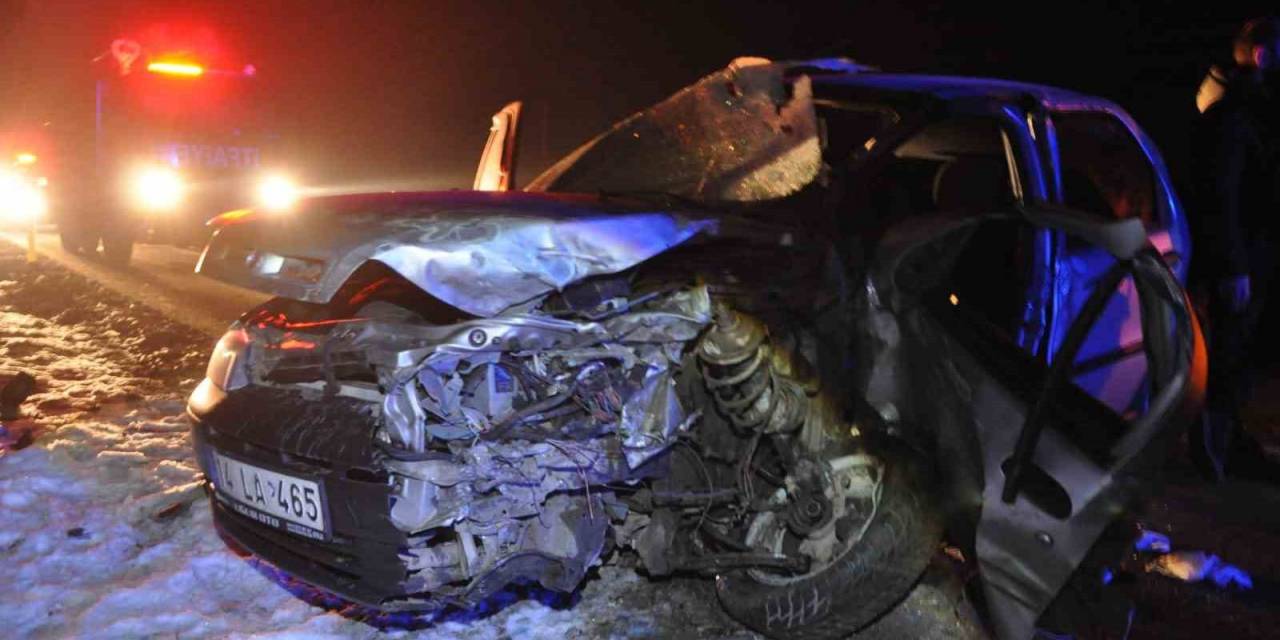 Tavuk Yüklü Kamyon İle Çarpışan Otomobil Hurdaya Döndü: 2 Yaralı