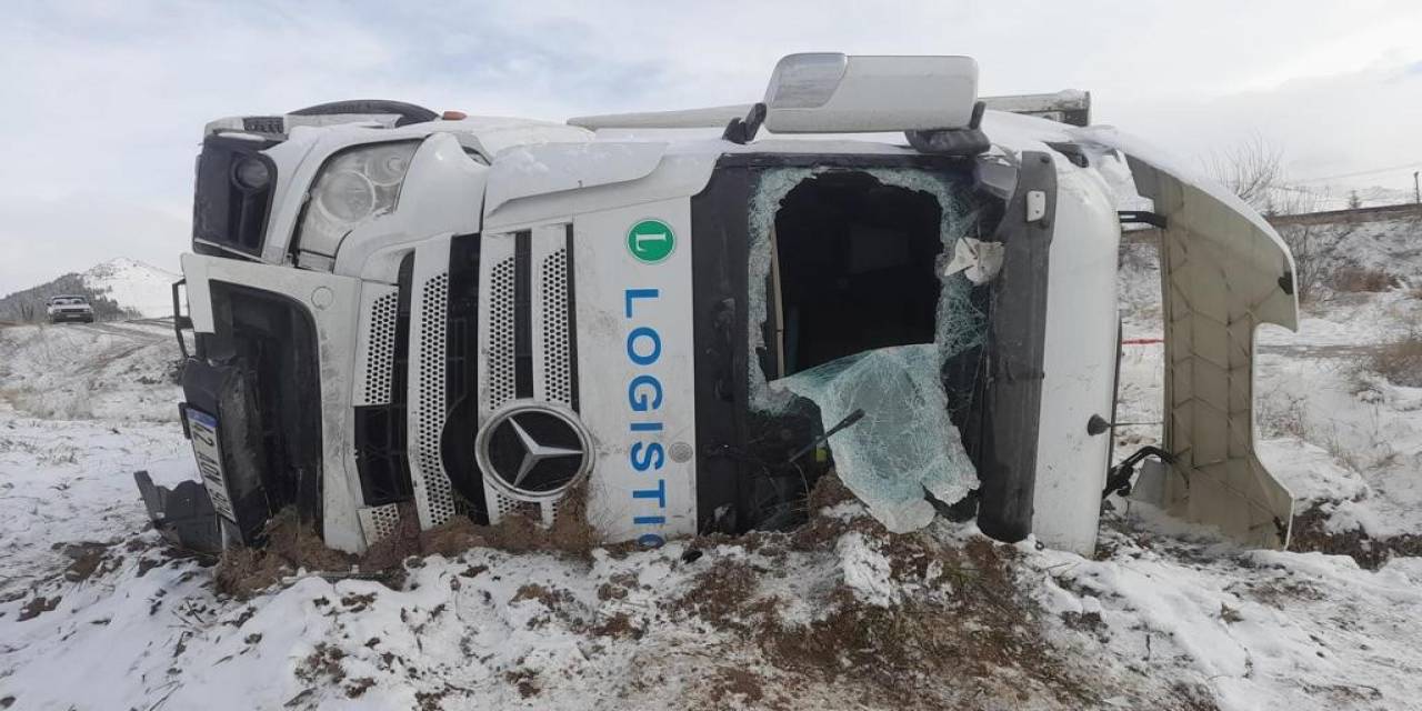 Şarampole Devrilen Tırın Sürücüsü Yaralandı