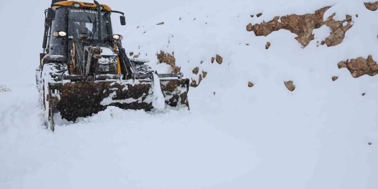 Antalya’da Ekiplerin Karla Mücadelesi