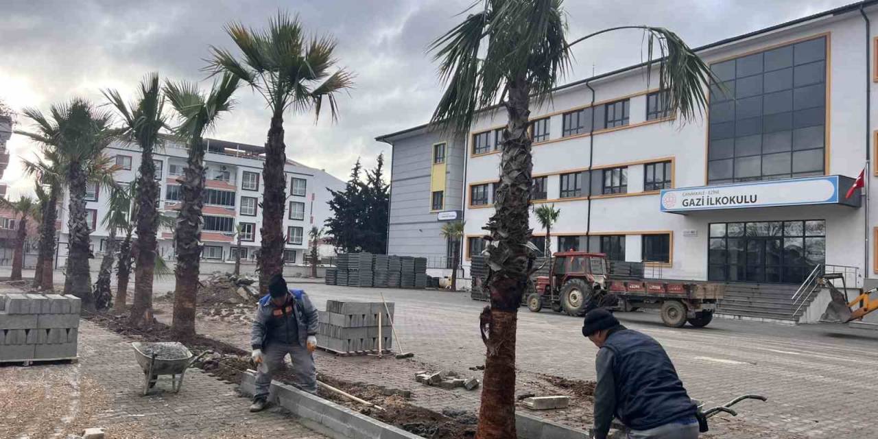 Ezine’de Gazi İlkokulu Ve Gazi Ortaokulu’nda Çocuk Oyun Alanları Ve Çevre Düzenlemesi Yapılıyor