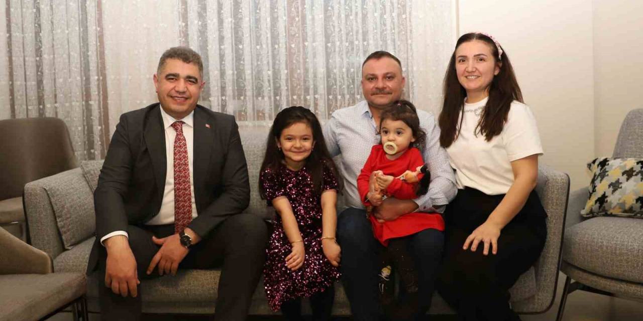 Vali Aslan Küçük Kızın İsteğini Kırmadı