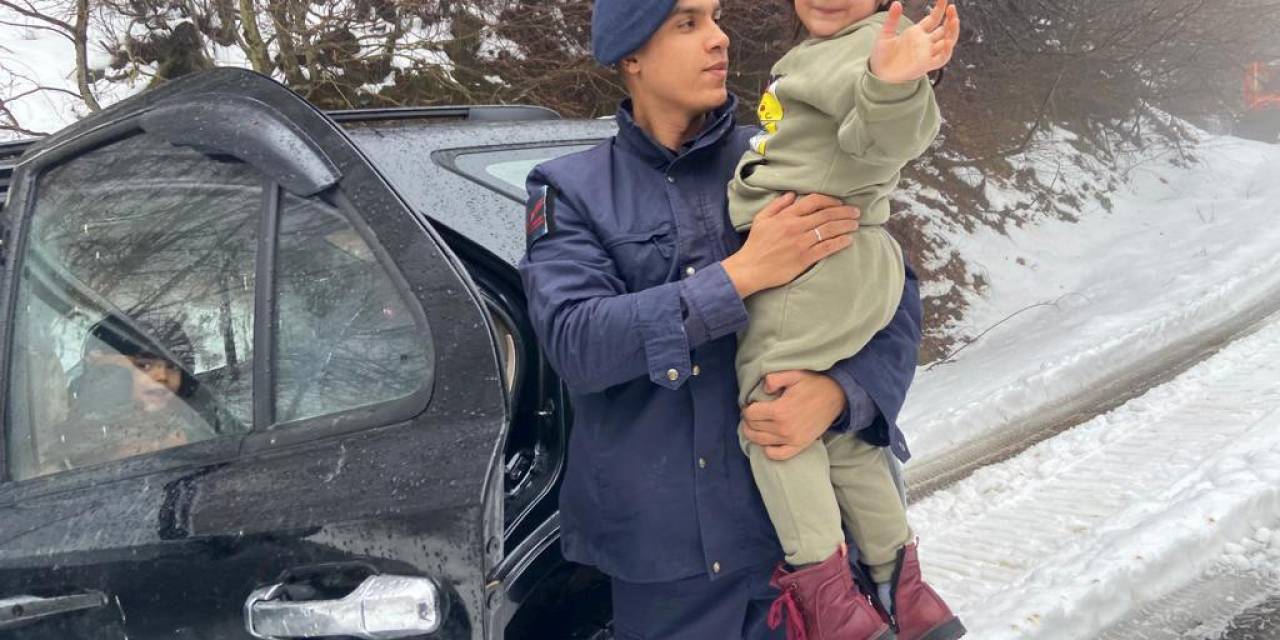 Yalova’da Karda Mahsur Kalan 5 Kişilik Aile 19 Saat Sonra Kurtarıldı